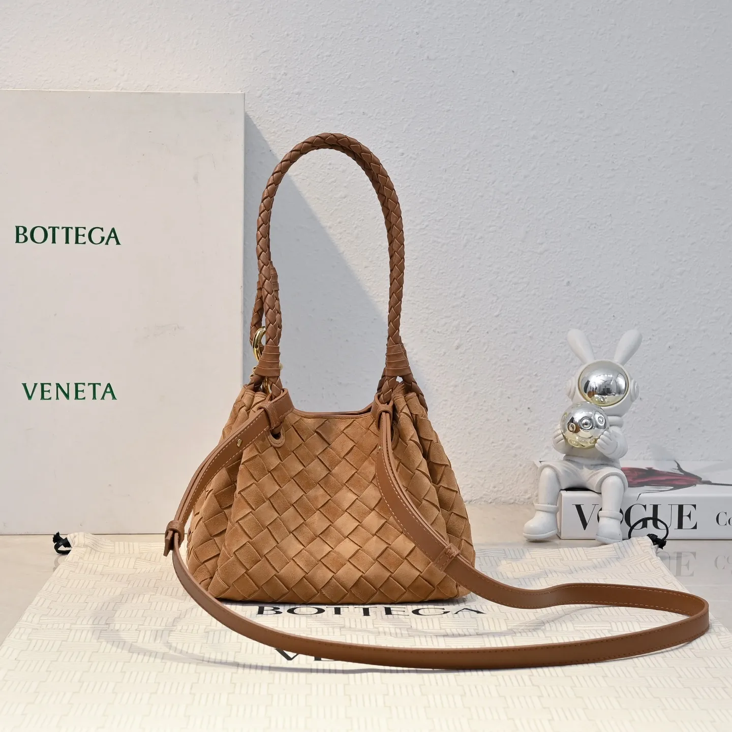 Batch 1760 BV's new intrecciato suede woven leather shoulder bag. It comes with a detachable cross-body strap. It comes with a mini bag inside. The appearance retains the unique design of BV woven. The parachute bag is a bag that makes people excited before seeing the actual thing. The small gold knot embellishment is full of simple and high-end sense to meet your needs in different occasions. Model: 6569 Size: 21X17X16.5cm